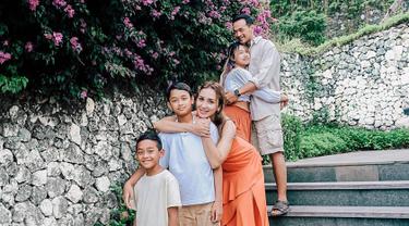 Oka Antara yang seorang aktor menikah dengan Rara Wiritanaya, presenter televisi dan bintang iklan yang berasal dari Bali. Pada tahun 2008 pernikahan tersebut dilangsungkap upacara pernikahan di Karangasem, Bali. Dalam 14 tahun pernikahannya, keduanya telah dikarunai tiga orang anak yang sudah tumbuh besar. (Liputan6.com/IG/@oks_antara)