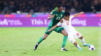 Pemain Timnas Indonesia, Pratama Arhan, berebut bola dengan pemain Arab Saudi, Mohammed Kanno, pada pertandingan lanjutan putaran ketiga Kualifikasi Piala Dunia 2026 Zona Asia di Stadion Utama Gelora Bung Karno (SUGBK), Senayan, Selasa (19/11/2024). (Bola.com/M Iqbal Ichsan)