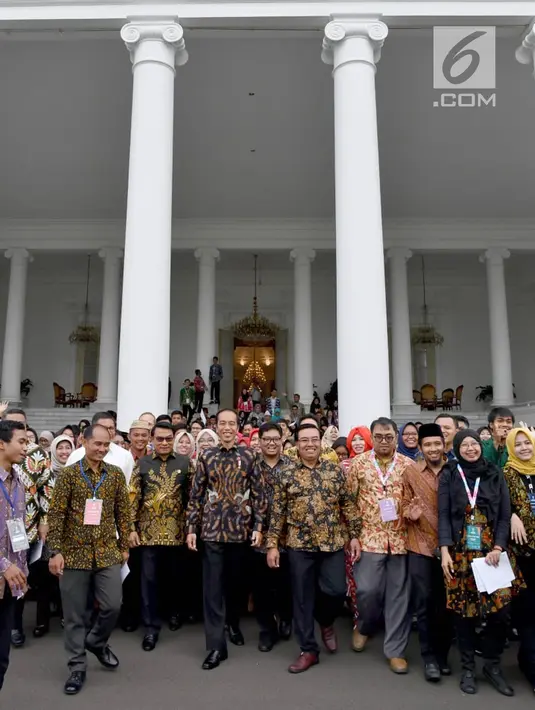 Presiden Joko Widodo saat bersilaturahmi dengan para peserta Kongres Indonesia Millennial Movement Tahun 2018 di Istana Bogor, Jawa Barat, Senin (12/11). (Liputan6.com/Pool/Laily Rachev-Biro Pers Setpres)