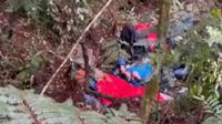 Usai menemukan titik lokasi kecelakaan helikopter di perbukitan Tamiai, Muara Emat, Kabupaten Kerinci, Jambi, Senin pagi (20/2/2023), tim evakuasi gabungan langsung mengevakuasi Kapolda Jambi Irjen Rusdi Hartono. (Liputan6.com/ Dok Basarnas)