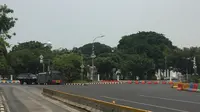 Ruas Jalan Medan Merdeka Barat yang ada di depan Istana disterilkan menyusul rencana demo mahasiswa. Sejumlah kendaraan taktis kepolisian disiagakan di sekitar lokasi. (Muhammad Radityo Priyasmoro/Liputan6.com)