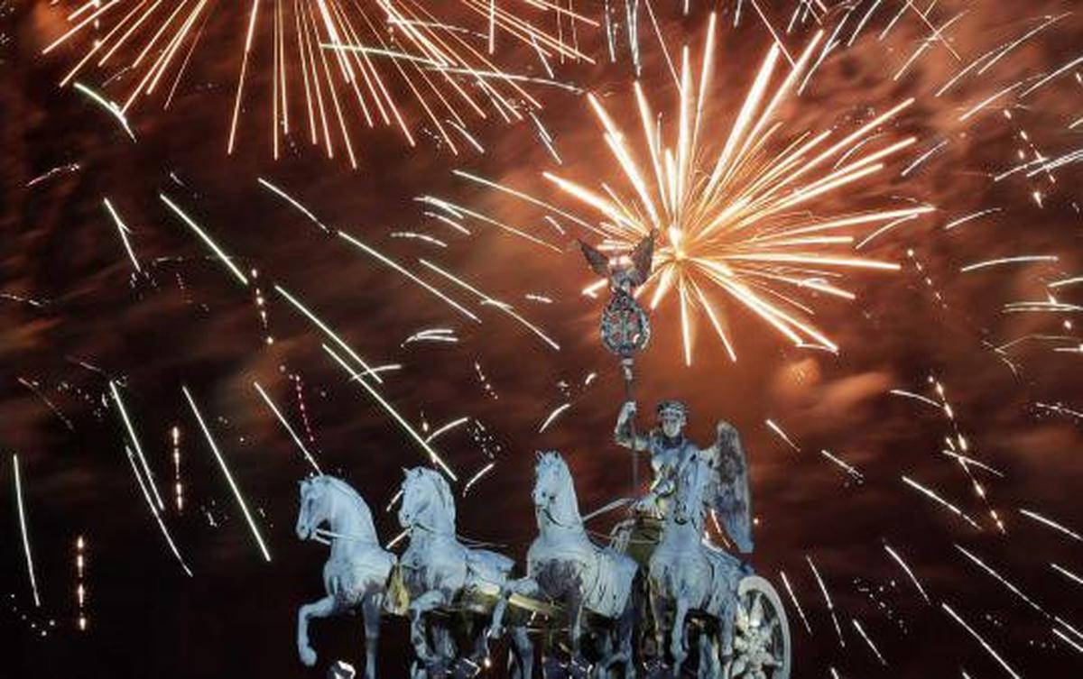 Pesta kembang api malam tahun baru di belahan dunia