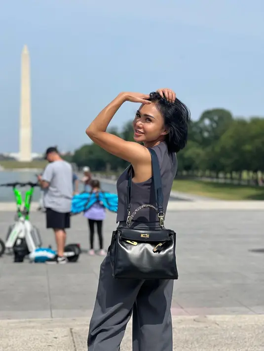 Bahkan pesona Yuni Shara terlihat awet muda makin jelas saat blazernya dibuka [@yunishara36]