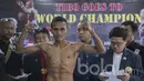 Petinju Indonesia juara WBC Internasional kelas terbang junior, Tibo Monabesa, timbang badan jelang laga mempertahankan gelar melawan petinju Filipina, Arnold Garde, di GOR Cendrawasih, Jakarta, Jumat (19/5/2017). (Bola.com/Vitalis Yogi Trisna)