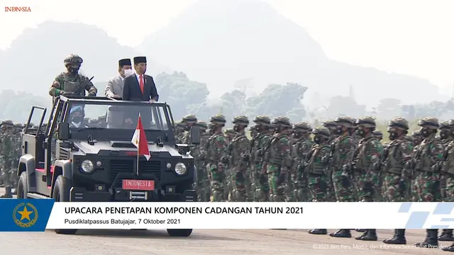 Presiden Joko Widodo atau Jokowi memimpin Upacara Penetapan Komponen Cadangan TNI tahun anggaran 2021 di Pendidikan dan Pelatihan Pasukan Khusus (Pusdiklatpassus) Kabupaten Bandung Barat, Kamis (7/10/2021).