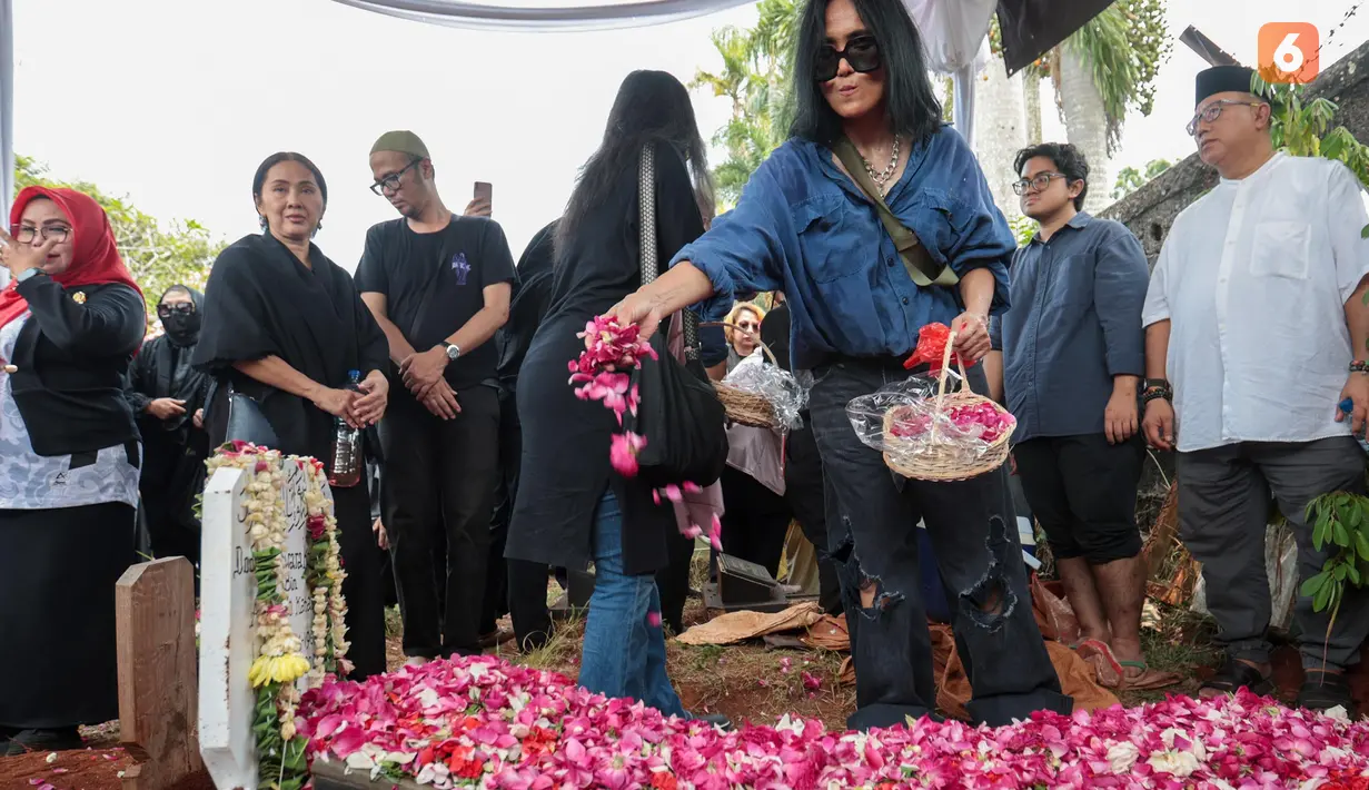Penyanyi rock senior Atiek CB menghadiri prosesi pemakaman musisi sekaligus pelatih vokal ternama Indonesia, Doddy Katamsi, di TPU Komplek Hankam Pangkalan Jati, Pondok Labu, Jakarta Selatan, Jumat (16/10/2026). Atiek tampak berduka atas kepergian sahabatnya yang dikenal sebagai mantan vokalis band rock legendaris Elpamas. Ia mengenang Doddy sebagai salah satu pelatih vokal terbaik (the best vocal coach) yang memiliki energi luar biasa serta semangat bermusik tinggi hingga akhir hayatnya. Prosesi pemakaman berlangsung khidmat dan penuh haru. Putri almarhum, Chika Katamsi, tak kuasa menahan tangis saat jenazah sang ayah dimasukkan ke liang lahat hingga harus dibopong oleh kerabat.