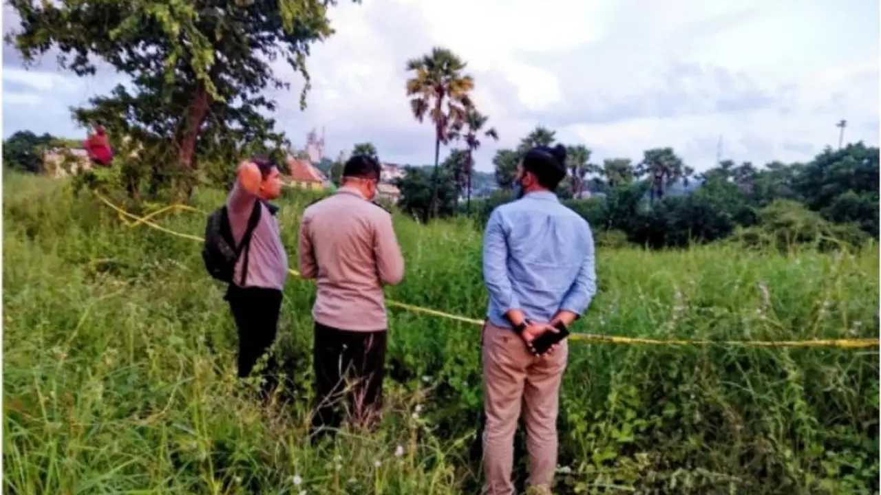 Polisi melakukan olah TKP penemuan jasad seoarang kapten kapal asal Manado. (Foto Istimewah)
