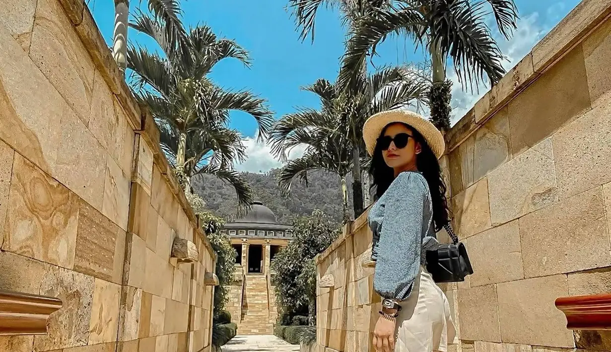 Di sela kesibukannya dalam menjalani syuting, Medina kerap membagikan potret serunya dalam menjalani hobi travelling. Ia pun kerap kunjungi berbagai destinasi wisata dalam negeri seperti pantai hingga gunung. Belum lama ini ia pun tengah menikmati momen liburannya ke London bersama Andi Annisa dan Gading Marteen. (Liputan6.com/IG/@medinadinaaa)