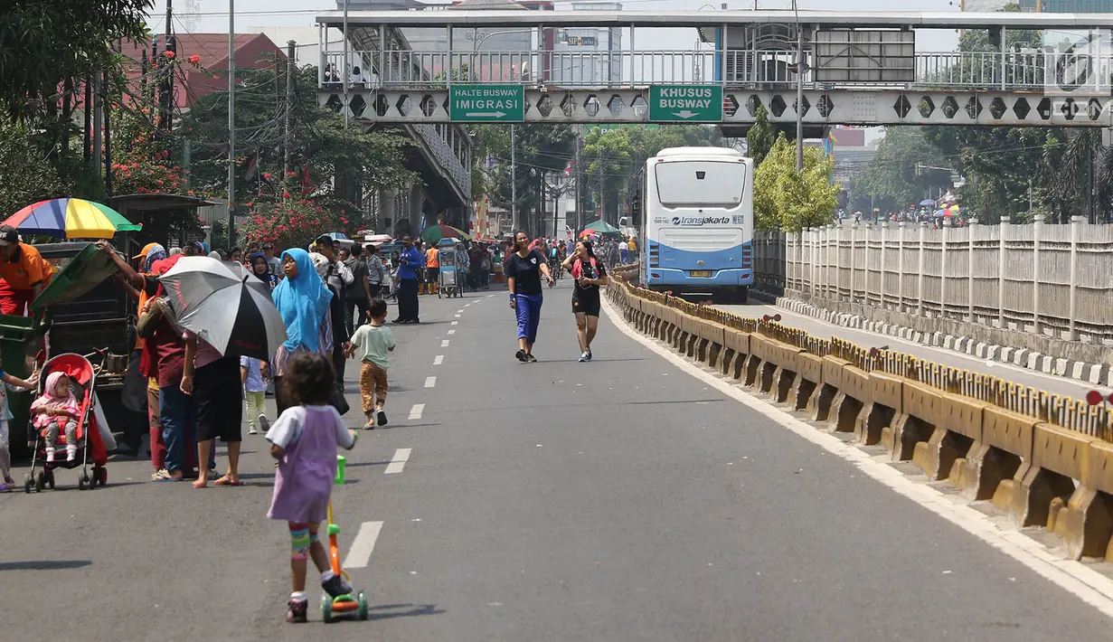 Warga memadati area Car free day (CFD) di Jalan Warung Jati Barat, Jakarta Selatan, Minggu (17/9). Car free day (CFD) kembali digelar untuk yang kedua kalinya di kawasan Mampang Prapatan hingga Pejaten. (Liputan6.com/Immanuel Antonius)