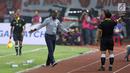 Pelatih Persipura, Wanderley Machado (tengah) melakukan protes kepada wasit saat melawan Persija dilanjutan Liga 1 Indonesia di Stadion Patriot Candra Bhaga, Bekasi, Sabtu (8/7). Laga berakhir 1-1. (Liputan6.com/Helmi Fithriansyah)