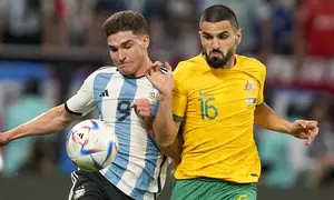 Pemain Timnas Argentina, Julian Alvarez (kiri) berebut bola dengan pemain Timnas Australia, Aziz Behich dalam laga babak 16 besar Piala Dunia 2022 di Ahmad Bin Ali Stadium, Doha, Qatar, Minggu (4/12/2022) dini hari WIB. (AP/Thanassis Stavrakis)