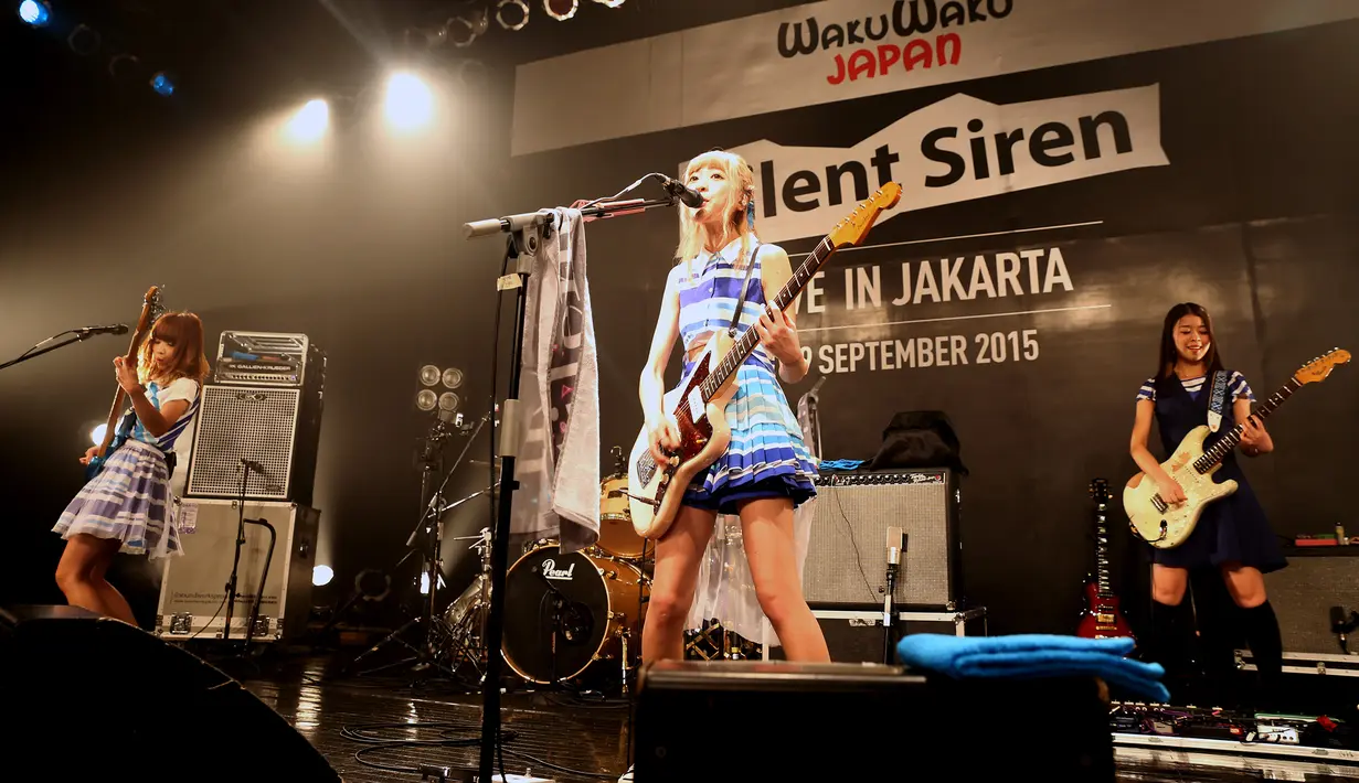 Sebagai band yang berasal dari negeri Sakura yang identik dengan gaya unik fashion-nya, Silent Siren pun tidak hanya memperkenalkan gaya bermusik, namun juga mengenalkan fashion baru. (Wimbarsana/Bintang.com)