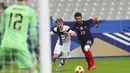 Pemain Prancis, Leo Dubois, berebut bola dengan pemain Finlandia, Rasmus Schuller, pada laga uji coba di Stadion Stade de France, Rabu (11/11/2020). Prancis takluk dengan skor 0-2. (AP/Michel Euler)