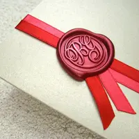 Nggak pake lem biasa, ini inspirasi lem undangan pernikahan yang bisa kamu coba. (Via: waxseal.com.au)