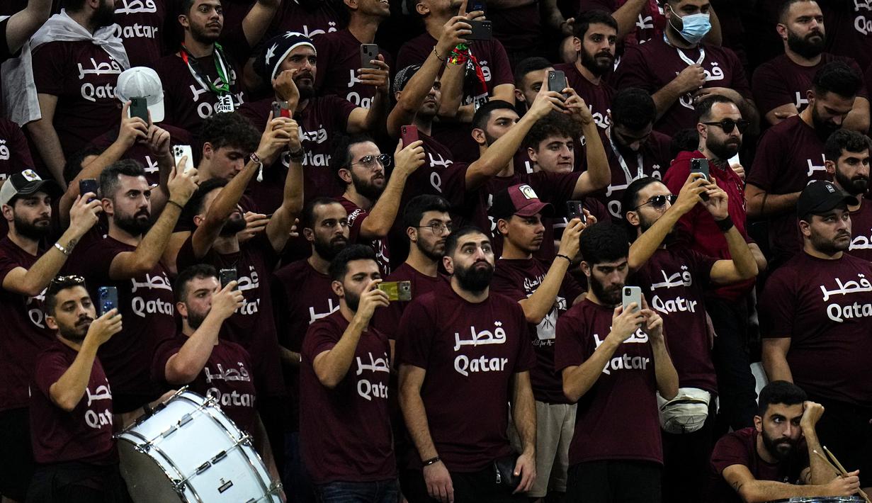 <p>Sementara itu, tuan rumah Qatar untuk ketiga kalinya harus merasakan kekalahan. Hasil tersebut membuat Al Haidos dan kolega harus karam di dasar klasemen Grup A dengan raihan 0 poin. (AP/Petr David Josek)</p>