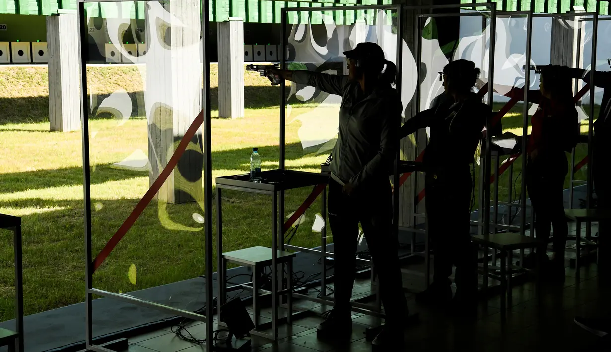 Renata Cervenkova dari Ceko (tengah) bersiap menembak saat mengikuti kualifikasi kejuaraan tembak wanita pistol 25m di Olimpiade Eropa 2019 di Minsk (25/6/2019). Pesta Olahraga Eropa ke-2 2019 di Minsk, Belarus dimulai dari 21 Juni sampai 30 Juni 2019. (AFP Photo/Kirill Kudryavtsev)