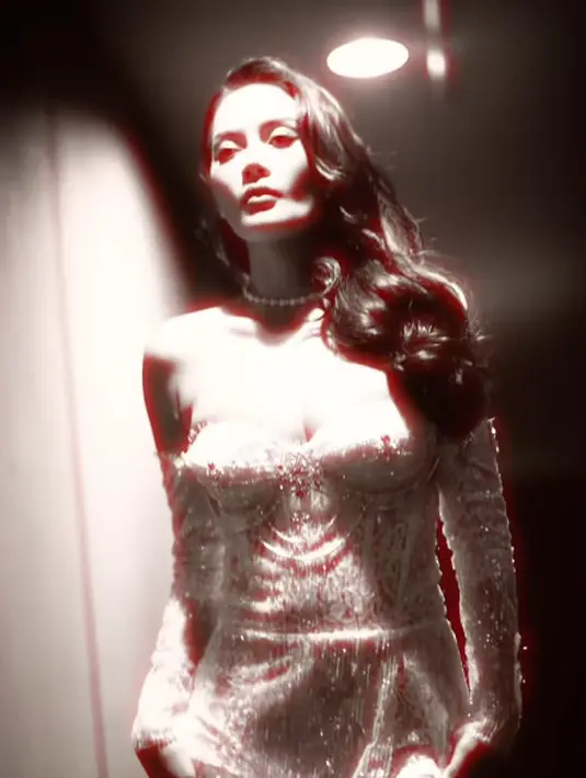 Rambut panjang Erika Carlina ditata dengan side curl hair yang hadirkan nuansa vintage dan glamor [@eri.carl]