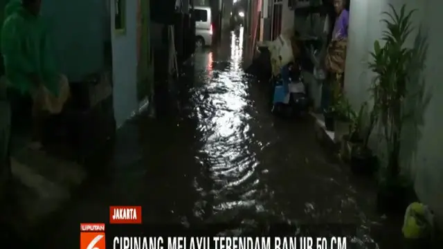 Meski banjir terus meninggi, namun warga masih tetap bertahan di rumah dan menunggu banjir surut.