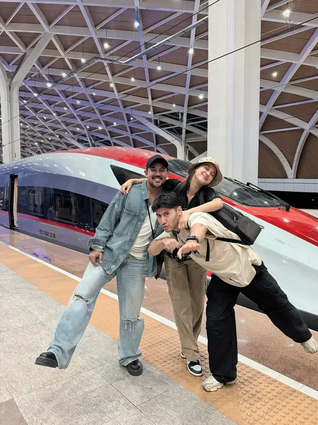 7 Potret Liburan Esta Pramanita Bareng Bara Valentino Ini Tuai Banyak Sorotan