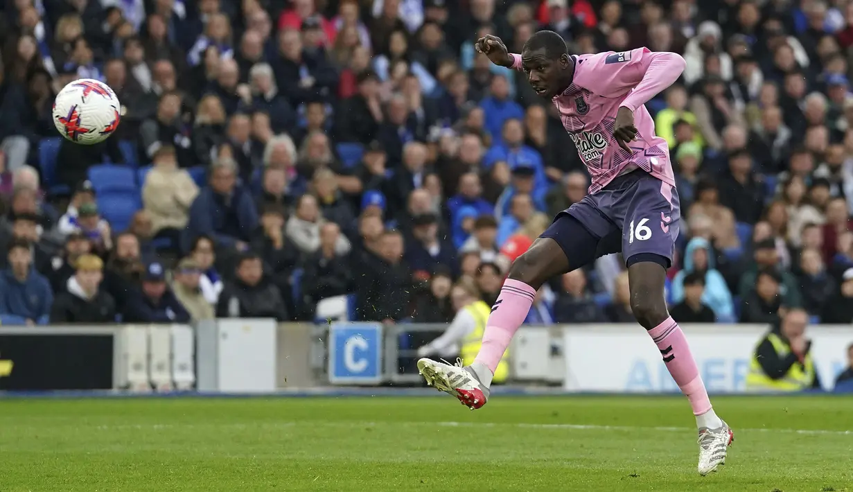 Pemain Everton, Abdoulaye Doucoure mencetak gol ke gawang Brighton pada laga pekan ke-35 Liga Inggris 2022/2023 di  American Express Community Stadium, Brighton, Inggris, Selasa (09/05/2023) WIB. The Toffees menang dengan skor 5-1. (AP Photo/PA/Adam Davy)
