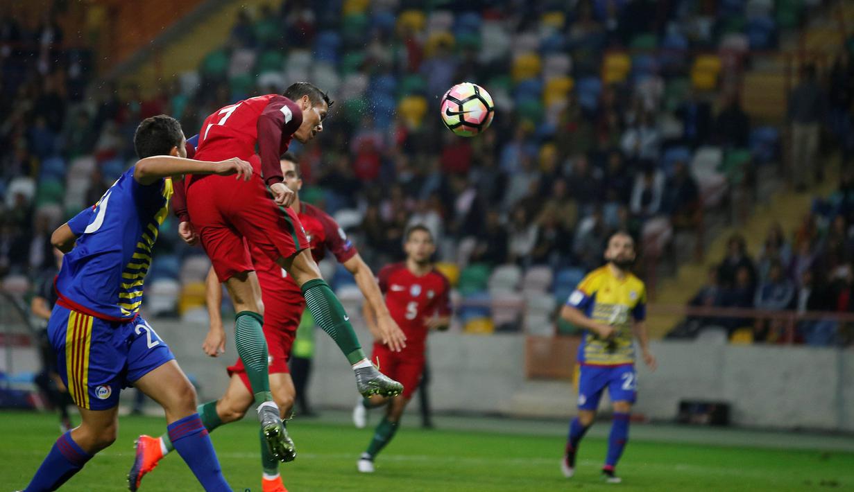 Aksi Cristiano Ronaldo saat mencetak gol ke gawang Andorra pada kualifikasi Piala Dunia 2018  melawan Andorra di Municipal de Arouca stadium, Aveiro, Sabtu (8/10/2016) dini hari WIB. (REUTERS/Rafael Marchante)