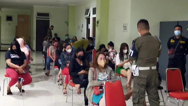 Tempat karaoke berkedok resto disegel Satpol PP Surabaya. (Dian Kurniawan/Liputan6.com)