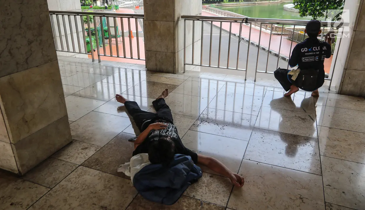 Pekerja membersihkan lantai dalam rangka program Ramadan Tanpa Batas di Masjid Istiqlal, Jakarta, Kamis (15/06). Kegiatan bersih-bersih masjid digelar di 11 kota. (Liputan6.com/Fery Pradolo)