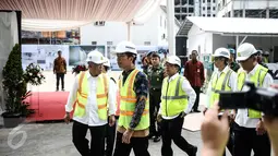 Presiden Joko Widodo (Jokowi) hadir dalam pengecoran akhir atap atau topping off Rusun Atlet Asian Games XVIII di Kemayoran, Jakarta, Kamis (29/12). Pembangunan rusun atlet di Kemayoran ini dilakukan sejak 17 Maret 2016. (Liputan6.com/Faizal Fanani)