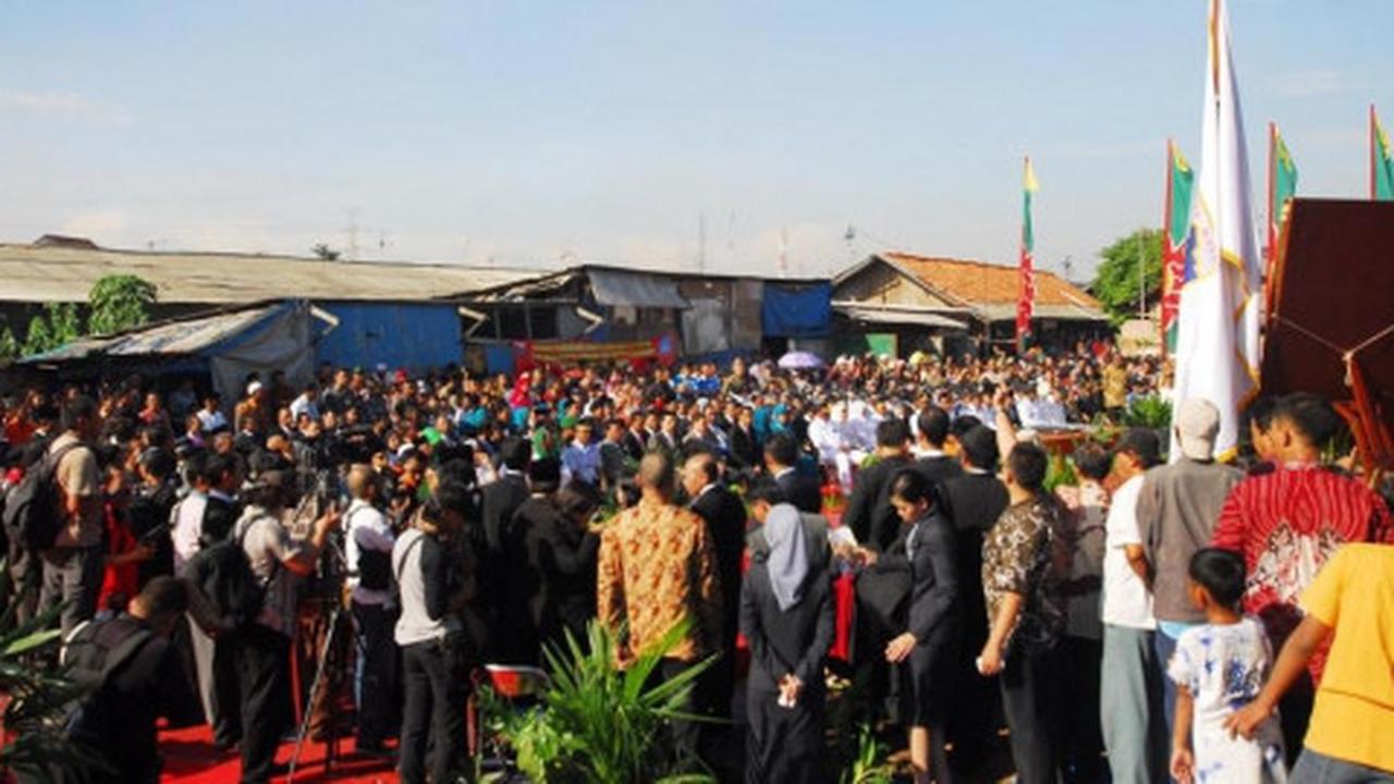 Ditonton warga, tanpa atap