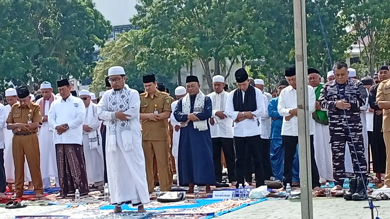 Pejabat dan ASN Pemkot Batam gelar salat minta hujan. (Liputan6.com/Ajang Nurdin)