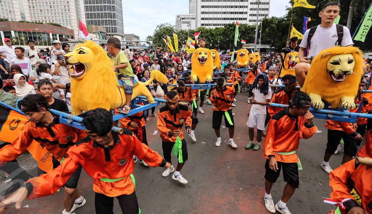 Kesenian Sisingaan Jaipong ikut meramaikan parade kebudayaan "Aksi Kita Indonesia" di Bundaran HI, Jakarta, Minggu (4/12). Selain membuat suasana meriah, pertunjukan kesenian asal Subang itu mengundang perhatian dari masyarakat (Liputan6.com/Fery Pradolo)