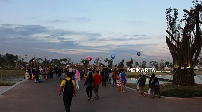 Masyarakat Cikarang dan sekitarnya beramai-ramai mendatangi acara Meikarta Music Festival.