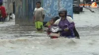 [VIDEO] Gunung Sahari Jakut Banjir, Lalu Lintas Lumpuh