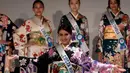 Miss Kosta Rika, Karla Paola Chacon berpose dalam balutan Kimono saat konferensi pers Miss International Beauty Pageant di Tokyo (27/10). Final Miss International Beauty Pageant ke-57 akan diadakan pada 14 November mendatang. (Toshifumi KITAMURA/AFP)