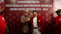 Ketua Umum PKPI, AM Hendropriyono didampingi penasehat, Try Soetrisno di Kantor DPP PKPI, Menteng, Jakarta, Senin, (12/6). PKPI menilai Jokowi mampu menerjemahkan UUD 1945 ke dalam bentuk program pembangunan. (Liputan6.com/Johan Tallo)