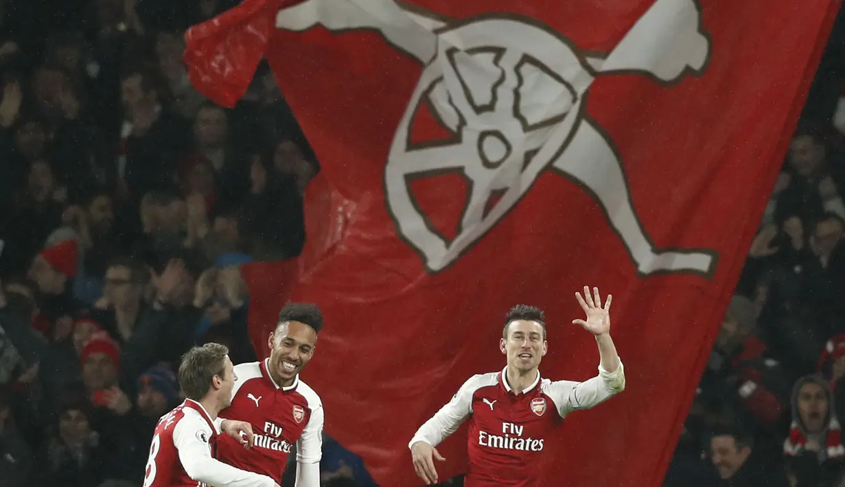 Para pemain Arsenal merayakan gol Laurent Koscielny (kanan) saat melawan Everton pada laga Premier League di Emirates Stadium, London, (3/2/2018). Arsenal menang 5-1. (AFP/Adrian Dennis)
