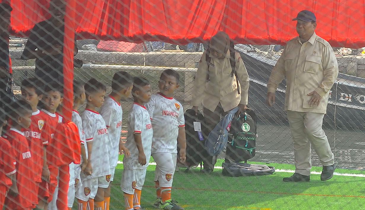 Prabowo Subianto juga menyempatkan meninjau lapangan sepakbola yang dibangun di kawasan permukiman tersebut. (merdeka.com/Arie Basuki)