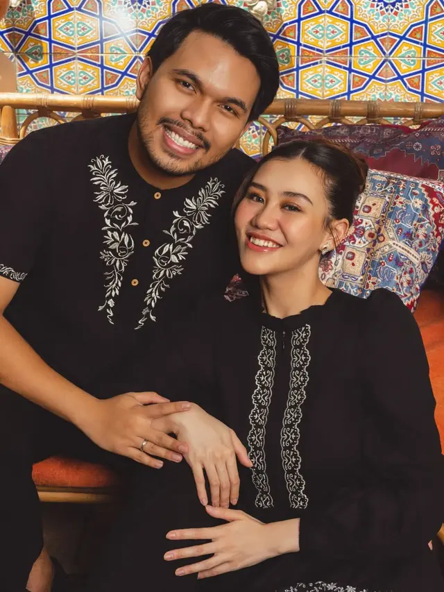 Thariq Kenakan Busana Muslim Serba Hitam. [@bohopannaofficial]