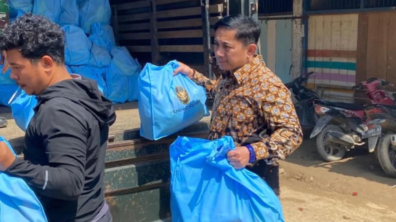 Peduli Korban Banjir Aceh, Kemenko Polhukam Salurkan Bantuan ke Tiga Titik Pengungsian di Pidie Jaya