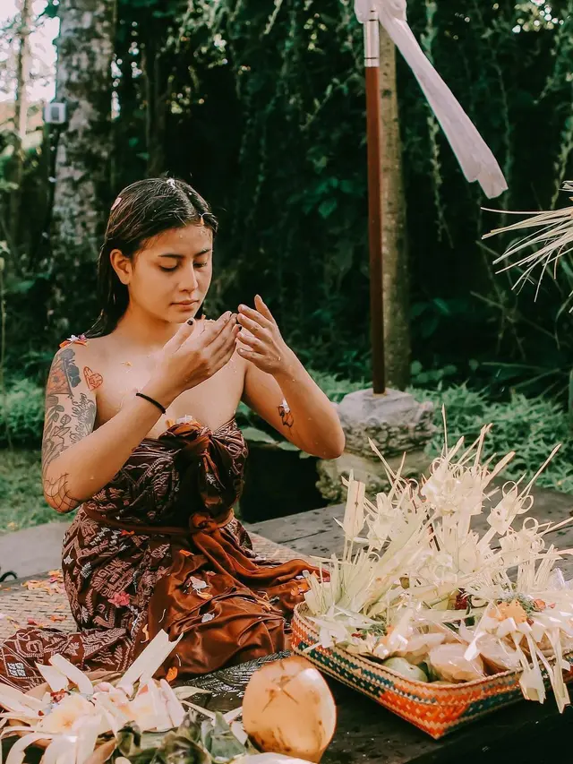 Sampai Menangis, Ini 7 Momen Awkarin saat Jalani Ritual Melukat