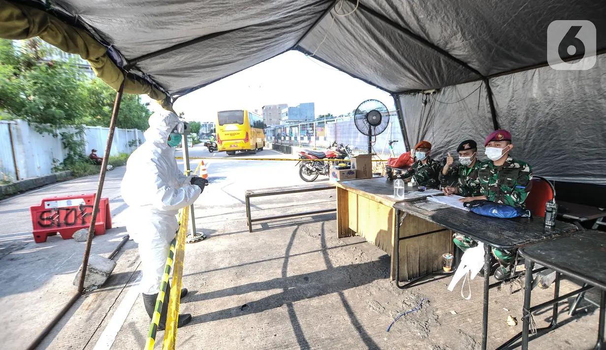 Warga melapor saat secara mandiri mengantarkan keluarga yang terpapar Covid-19 ke RSD Wisma Atlet, Kemayoran, Jakarta, Minggu (30/5/2021). Seperti diketahui, jumlah pasien Covid-19 yang dirawat pada dua pekan lalu (16/5) mencapai 929 orang. (merdeka.com/Iqbal S. Nugroho)