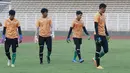Kiper Timnas Indonesia U-19 meninggalkan lapangan usai melakukan latihan jelang Piala AFF U-19 2022 di Stadion Madya, Jakarta, Selasa (21/6/2022). (Bola.com/M Iqbal Ichsan)