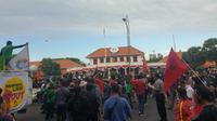 Demonstran dari berbagai elemen masyarakat memadati jalan di depan Gedung Negara Grahadi, Surabaya, Jawa Timur. (Foto:Liputan6.com/Dian Kurniawan)