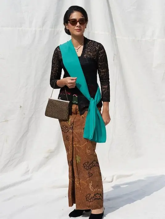 Jadi salah satu artis Indonesia yang kenakan kebaya dalam keseharian. Tampilan Dian Sastrowardoyo kenakan kebaya kutubaru warna hitam dipadukan kain batik warna coklat, obi belt merah, dan selendang warna hijau bisa jadi pilihan. [@therealdisastr].
