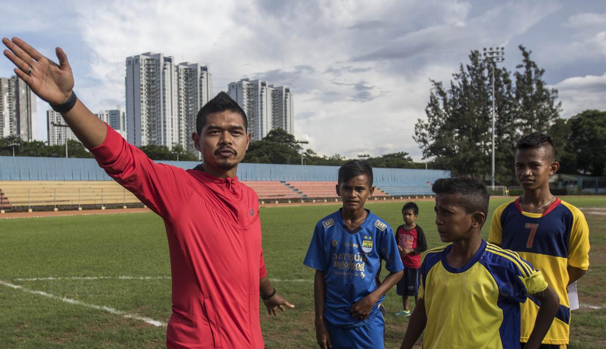 Striker Persija, Bambang Pamungkas, memberikan instruksi saat latihan di Stadion Soemantri Brodjonegoro, Jakarta, Senin (4/12/2017). Sebanyak 13 anak Maluku ikut pelatihan Liga Remaja UC News. (Bola.com/Vitalis Yogi Trisna)