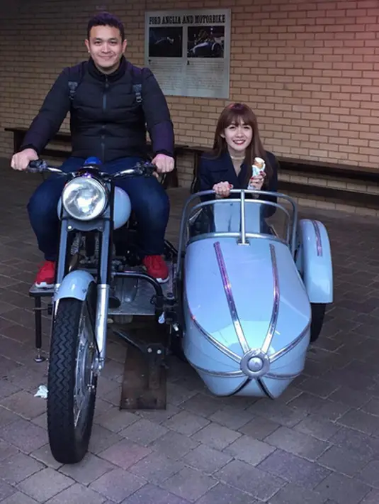 "Beda, beda banget rasanya. Alhamdulillah sekarang puasa pertama bareng istri. Spesial karena ibadahnya bisa bareng berdua," kata Gilang Dirga di kawasan Lebak Bulus, Jakarta, Minggu (4/6/2017). (Instagram/adieztyfersa)