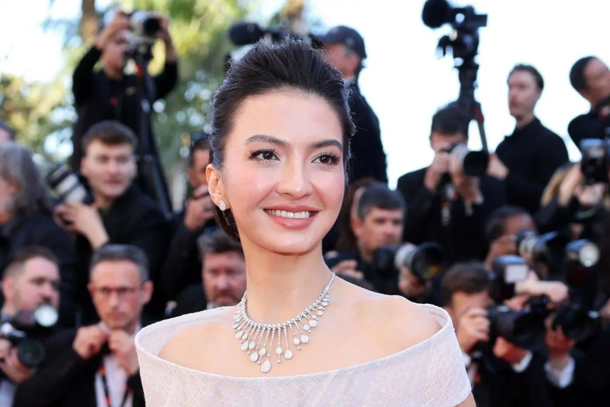 Raline Shah Tampil Bak Bidadari Kenakan Gaun Desainer Lokal di Cannes Film Festival 2024