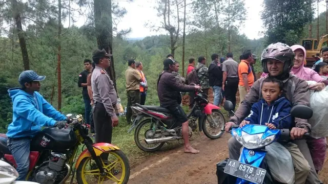 Jalan Potorono yang merupakan jalan provinsi di Desa Pulosaren Polsek Kepil Kabupaten Wonosobo kembali longsor dan menyebabkan macet. (Foto: Liputan6.com/Muhamad Ridlo)