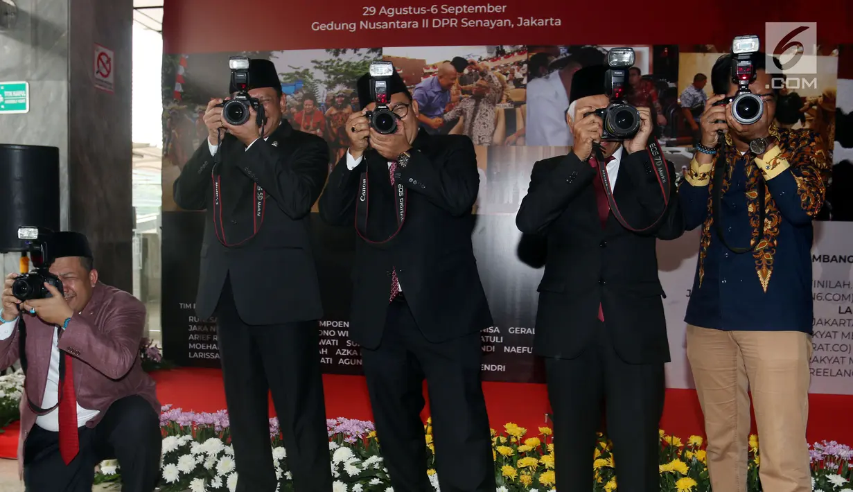 Ketua DPR Bambang Soesatyo bersama Wakil Ketua Fahri Hamzah, Fadli Zon dan Agus Hermanto memotret para pengunjung dalam acara pembukaan Pameran Foto Wartawan Parlemen bertema DPR Zaman Now di Lobby Nusantara II, Komplek Parlemen, Senayan, Jakarta, Kamis (29/8/2019). (Liputan6.com/Johan Tallo)
