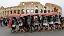 Sejumlah anggota Gruppo Storico Romano (Grup Sejarah Roma) menampilkan teatrikal perang pada zaman Roma di depan Colosseum, , Roma, Italia , (24/4). Kegiatan ini untuk merayakan ulang tahun berdirinya Roma yang ke-2769. (REUTERS / Alessandro Bianchi)